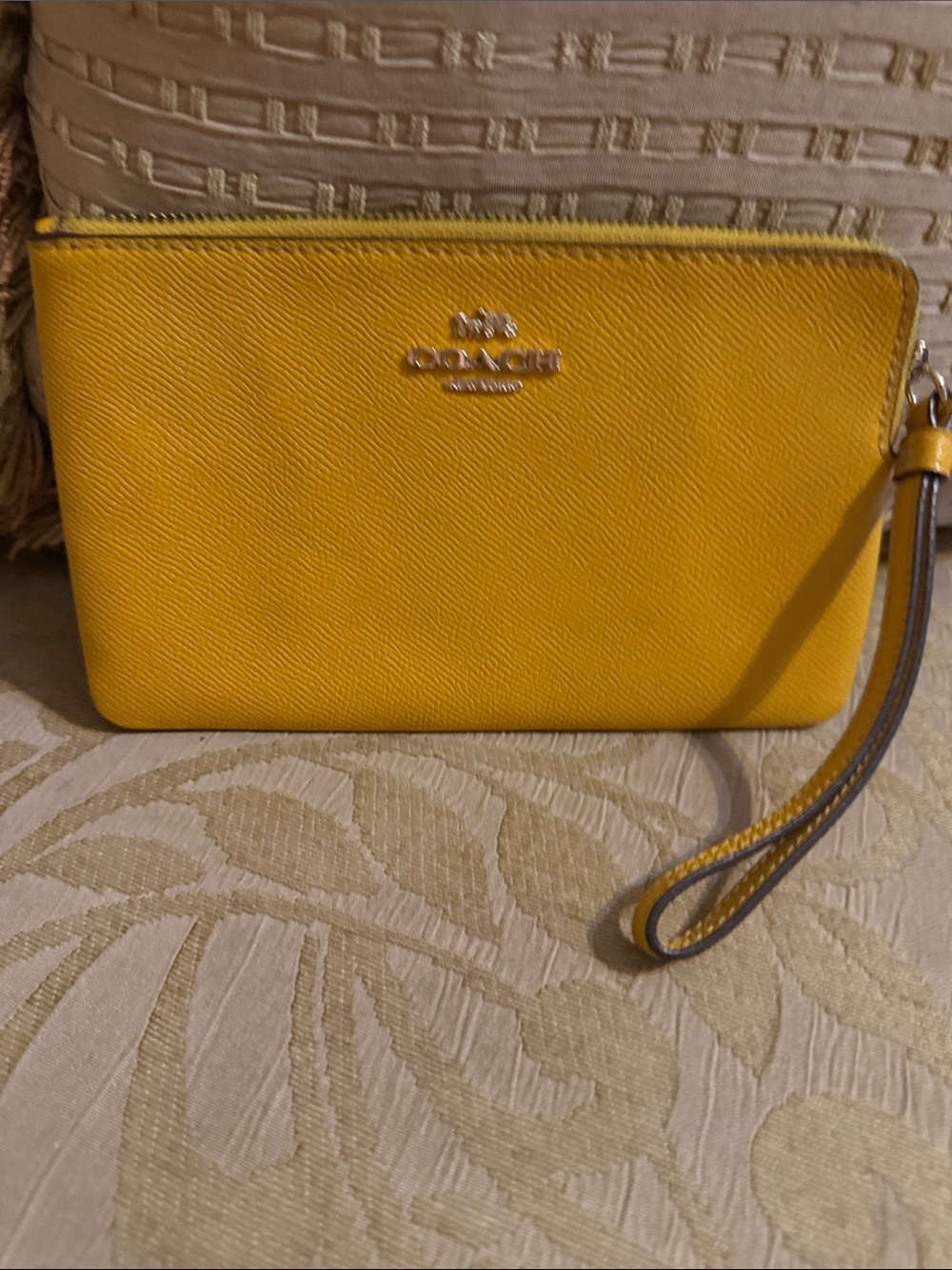 Coach Corner Zip Wristlet in Crossgrain Leather – Vibrant Yellow preloved
